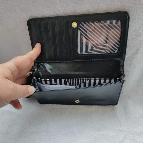 🆕Nanette Lepore | Quilted USB Cell Phone Charging Wristlet Wallet Black & Gold - Picture 10 of 16